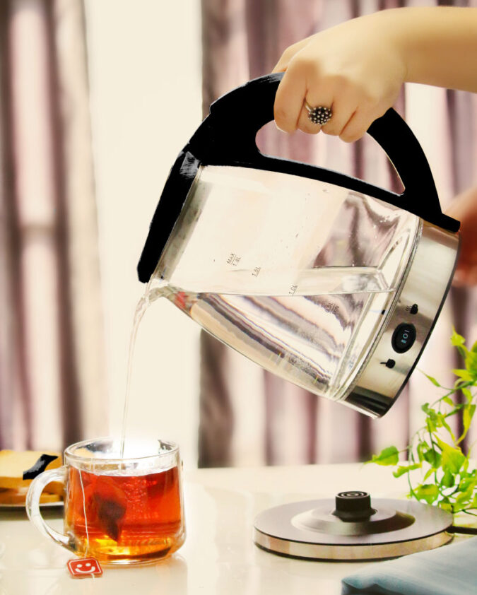 JARRA ELECTRICA MATE CAFÉ DE VIDRIO Y ACERO NEGRA